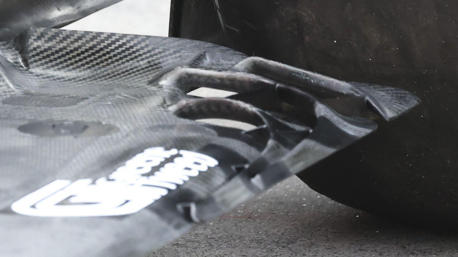 McLaren MCL40 floor slots