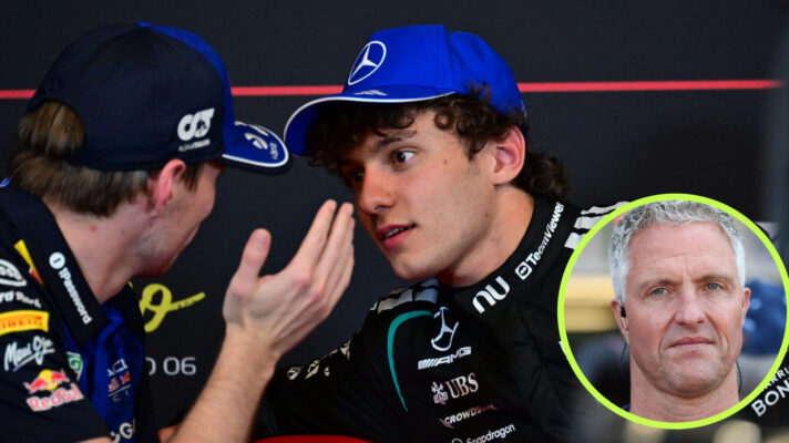 Max Verstappen gesturing to Kimi Antonelli as they chat in a press conference, Ralf Schumacher in the circle (1)