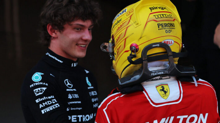 Lewis Hamilton speaking with Kimi Antonelli after the session