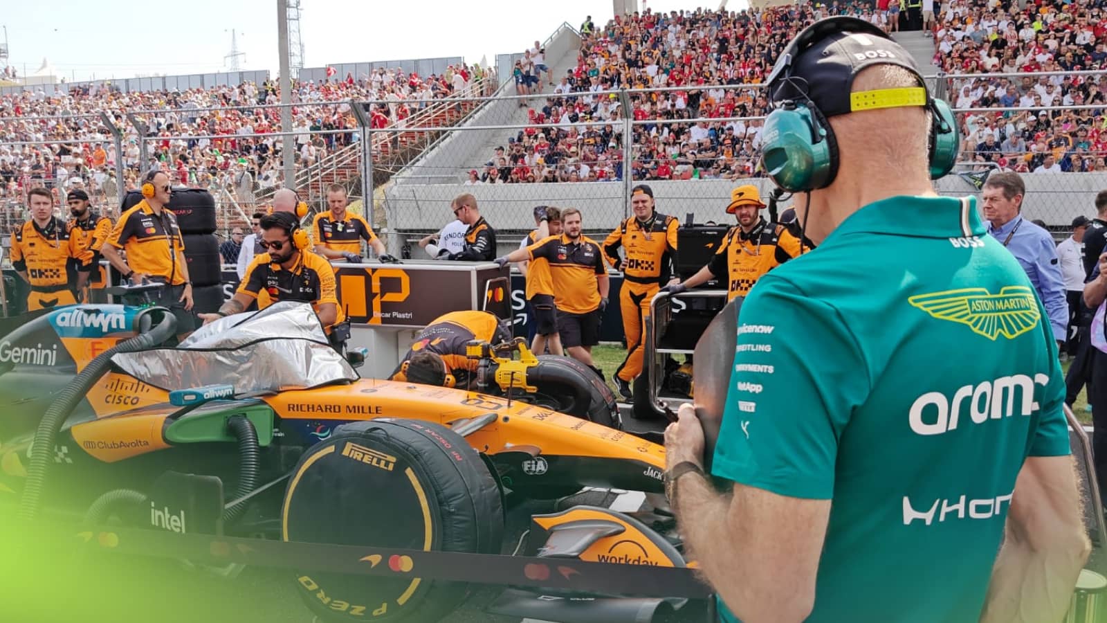 Adrian Newey looking at the McLaren MCL40 of Oscar Piastri on the grid