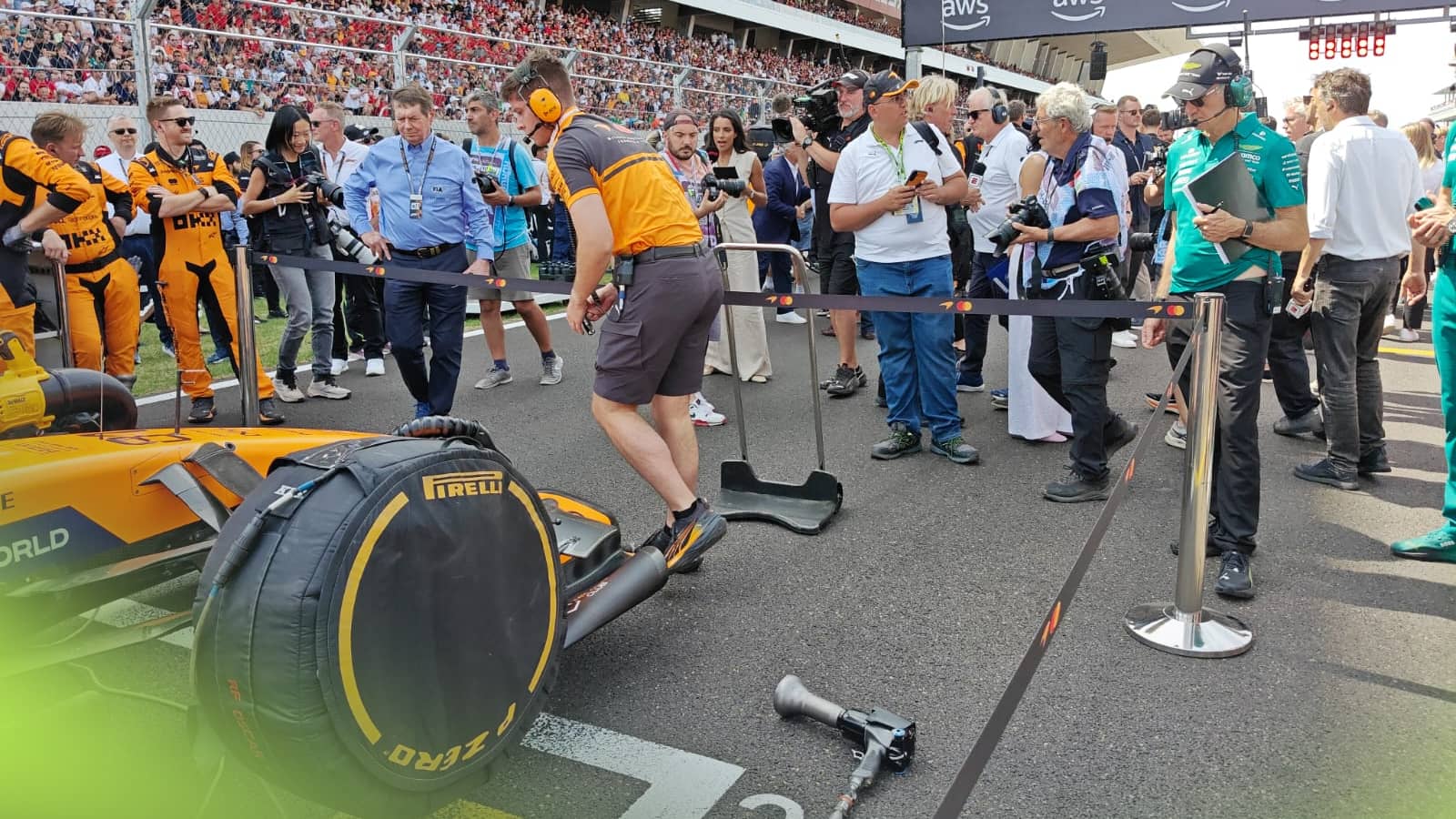 Adrian Newey studying the McLaren MCL40 of Oscar Piastri on the starting grid
