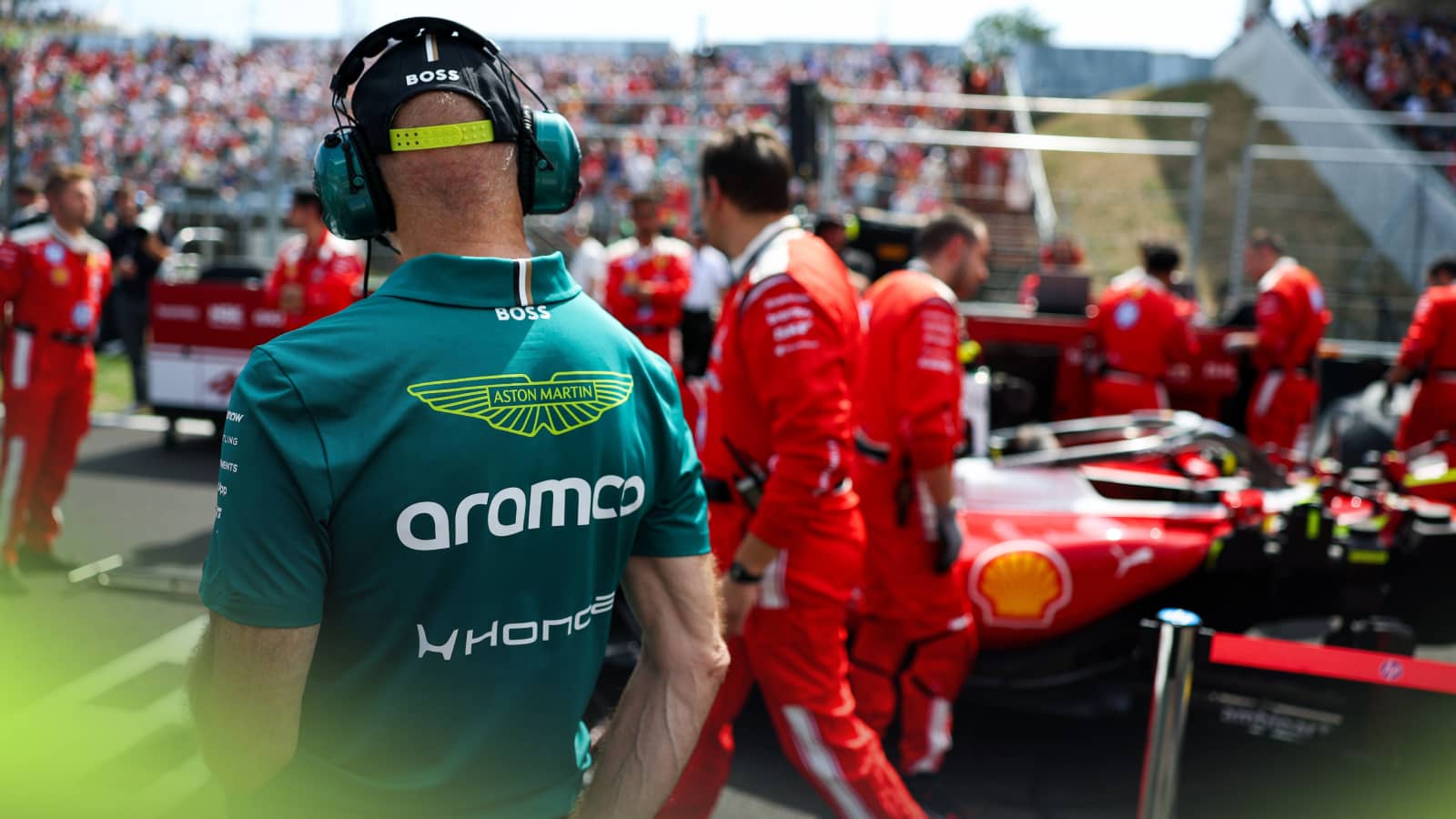 Adrian Newey examining the rear of Lewis Hamilton's Ferrari on the grid