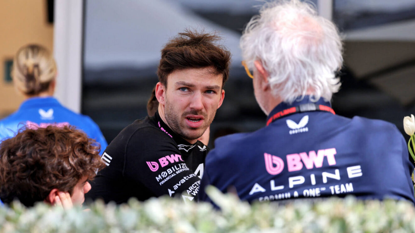 Pierre Gasly looking unhappy speaking with Flavio Briatore and Franco Colapinto