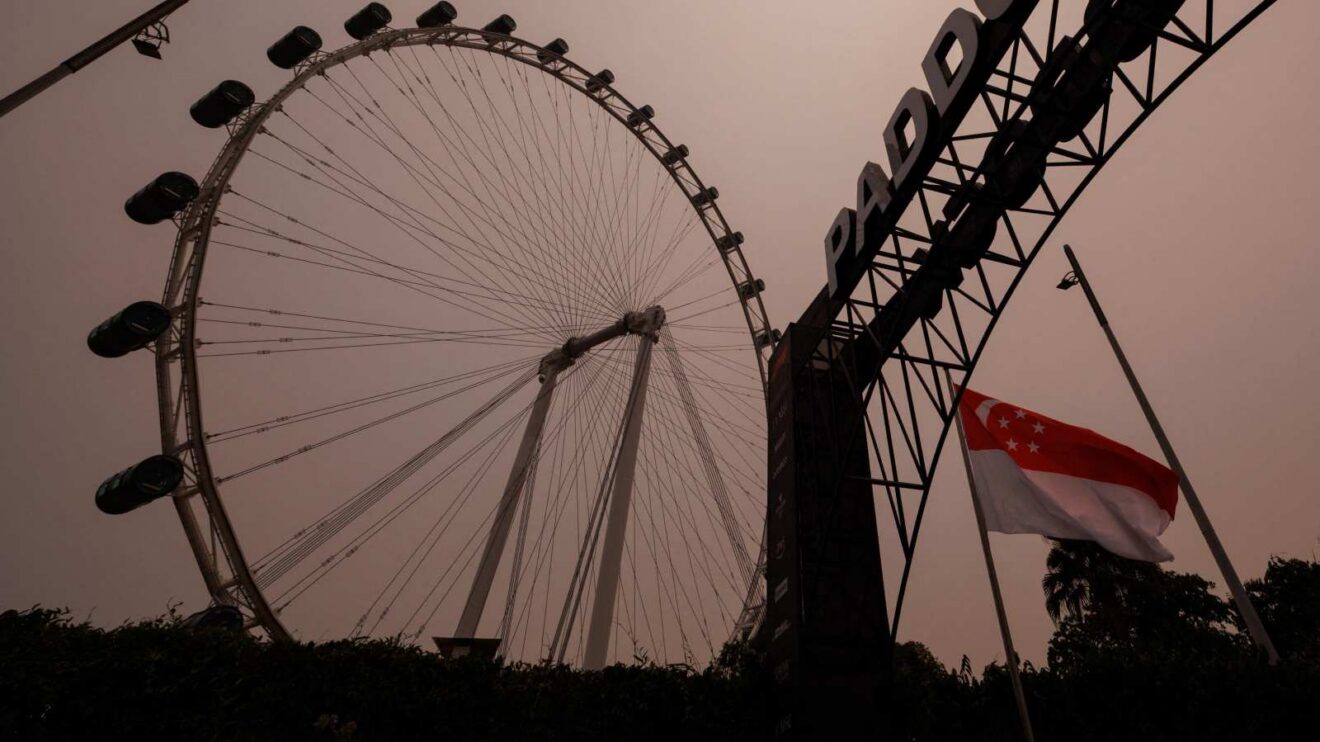 Conditions at dusk at the Singapore Grand Prix, with a view of the ferris wheel.